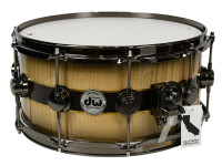 <b>DW Collector's Series 6-piece Shell Pack Candy Black Burst sobre Sycamore com Ziricote Inlay EDIÇÃO LIMITADA DR361822KKN</b> <b>DW Collector's Series 6-piece Shell Pack Candy Black Burst sobre Sycamore com Ziricote Inlay EDIÇÃO LIMITADA DR361822KKN</b>